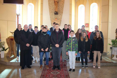 Spotkanie młodzieży przystępującej w tym roku szkolnym do Sakramentu Bierzmowania z ks. bp Januszem Ostrowskim.